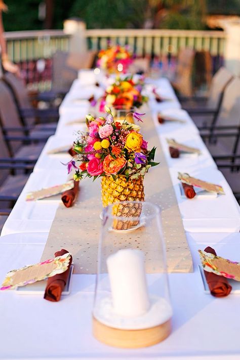 A Caribbean themed table scape with Pineapple Centerpieces via APinchofLovely.com. Caribbean Theme Party, Pineapple Centerpiece, Caribbean Party, Hawaiian Party Decorations, Fiesta Tropical, Dinner Party Themes, Hawaii Party, Caribbean Wedding, Hawaiian Theme