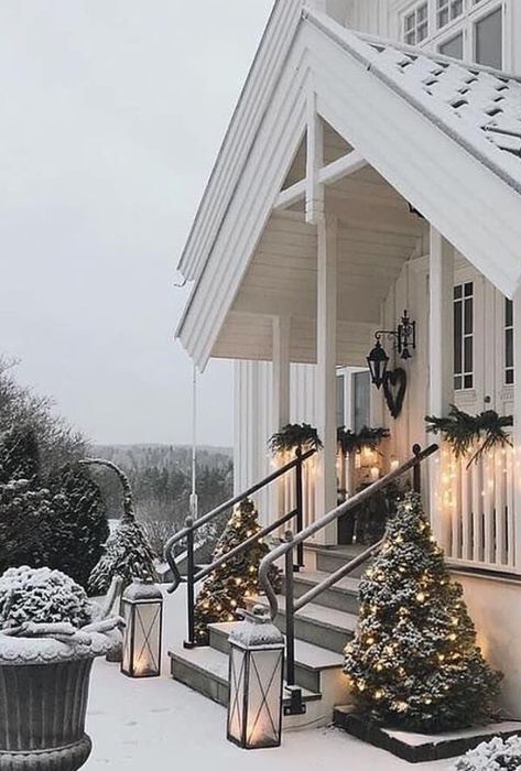 White House Christmas Decorations, White House Christmas, Christmas Dreaming, Winter Porch, Lake Cottage, Winter Scenery, Christmas Porch, Cottage Living, Winter House