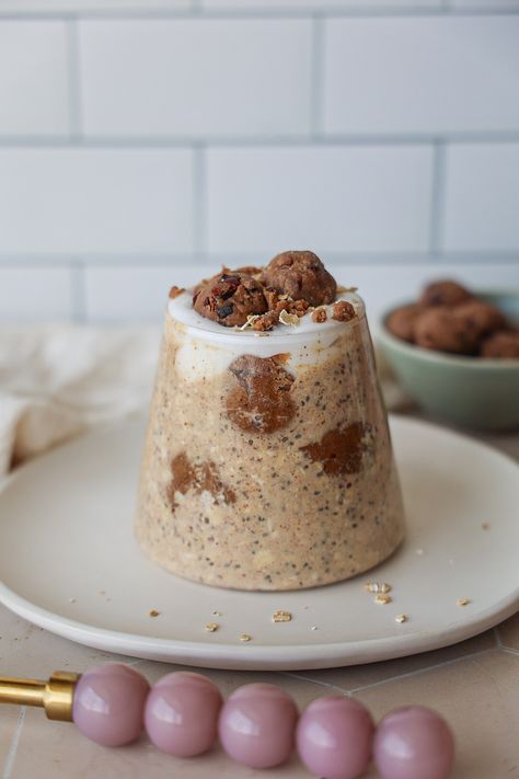 Oatmeal Cookie Dough Overnight Oats Fodmap Overnight Oats, Snickerdoodle Overnight Oats, Cookie Overnight Oats, Peachie Spoon, Protein Cookie Dough Balls, Cookie Dough Overnight Oats, Oatmeal Cookie Dough, Vegan Basics, Breakfast Oats