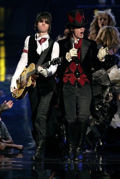 Ryan Ross & Brendon Urie (Panic! At The Disco) at the 2006 MTV Video Music Awards. Post Hardcore Bands, Spencer Smith, Dallon Weekes, Ryan Ross, Panic At The Disco, Radio City Music Hall, Brendon Urie, Mtv Videos, Panic! At The Disco