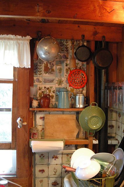 . Vintage Cottage Kitchen, Muebles Shabby Chic, Cottage Kitchens, Casa Vintage, Cozy Kitchen, Chic Kitchen, Grandmas House, Old Kitchen, Vintage Cottage