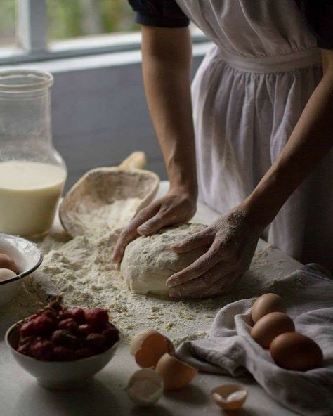 Baking Cottagecore Aesthetic, Homemade Baking Aesthetic, Homemade Cooking Aesthetic, Woman Baking Aesthetic, Baking Asthetic Picture, Bread Baking Aesthetic, Homemade Bread Aesthetic, Cooking Vision Board, Woman Cooking Aesthetic