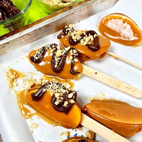 How to Make Yummy Caramel Apple Slices on a Stick - Welcome To Nana's Apple Slices On A Stick, Fall Caramel Apples, Apple Pops, Fun Fall Treats, Caramel Apple Slices, Melted Caramel, Caramel Apple Pops, Candied Apples, Caramel Apples Homemade