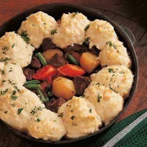 Beef and Biscuit Stew Oven Beef Stew, Biscuits Casserole, Brothers Sisters, Hearty Stews, Stew Recipe, Beef Dishes, Beef Stew, Biscuit Recipe, Stew Recipes