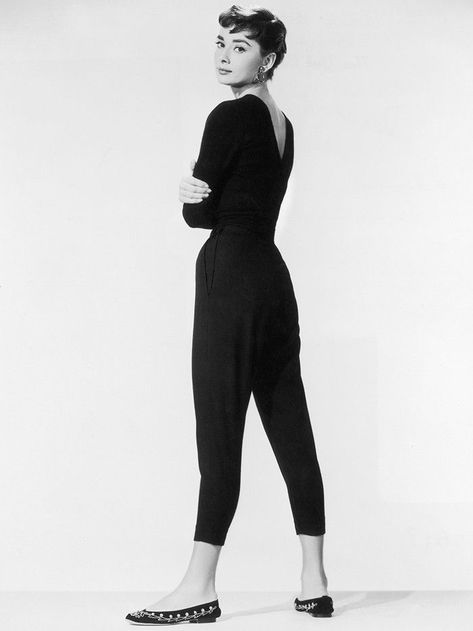 How to Master Audrey Hepburn's Style (and Still Look Completely Modern) Audrey Hepburn Sabrina, Audrey Hepburn Outfit, Sabrina 1954, Isabel Lucas, Audrey Hepburn Inspired, Black Slim Pants, Audrey Hepburn Photos, Bianca Jagger, Francoise Hardy