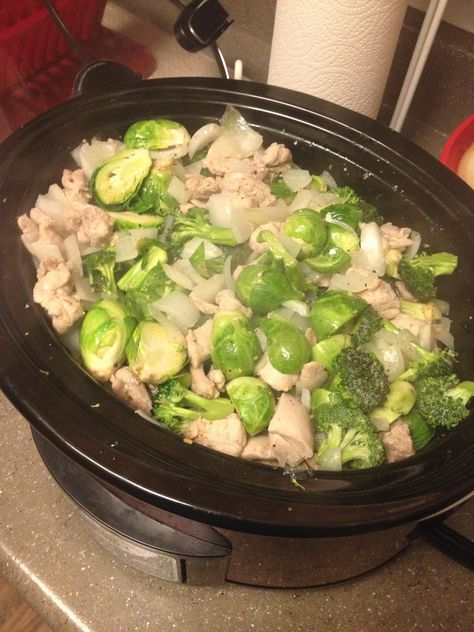 5-Ingredient Paleo: Broccoli Brussels Sprouts Chicken Stew Lean Foods, Paleo Broccoli, Crockpot Broccoli, Chicken Brussel Sprouts, Shape Reclaimed, Whole30 Meals, Pork And Cabbage, Paleo Crockpot, Paleo Dinner