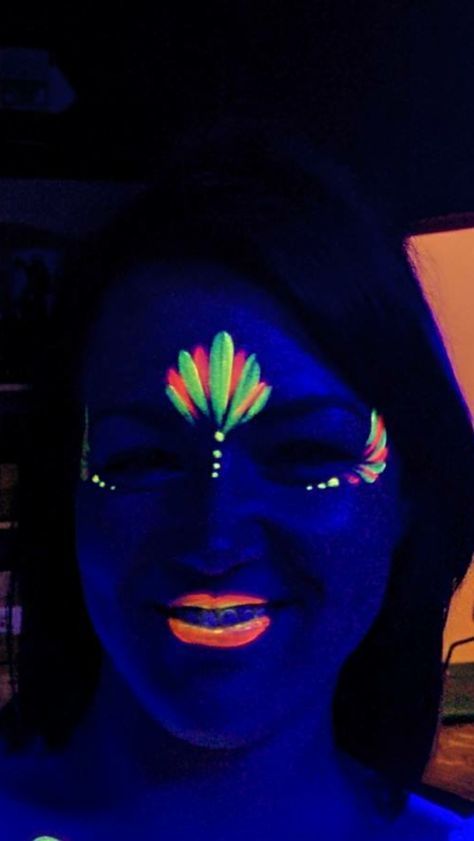 Uv Face Paint Ideas Simple, Neon Face Paint Ideas Simple, Pintura Facial Neon, Crazy Paintings, Glow Face Paint, Uv Face Paint, Neon Face Paint, Makeup Neon, Glow Run