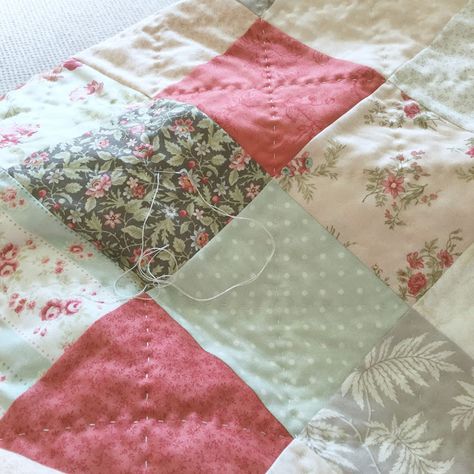 Hand Pieced Quilts, Quilting Squares, Charm Square Quilt, Quilt Blocks Easy, Sewing Machine Projects, Charm Quilt, Machine Quilting Designs, Picture Quilts, Lap Quilts