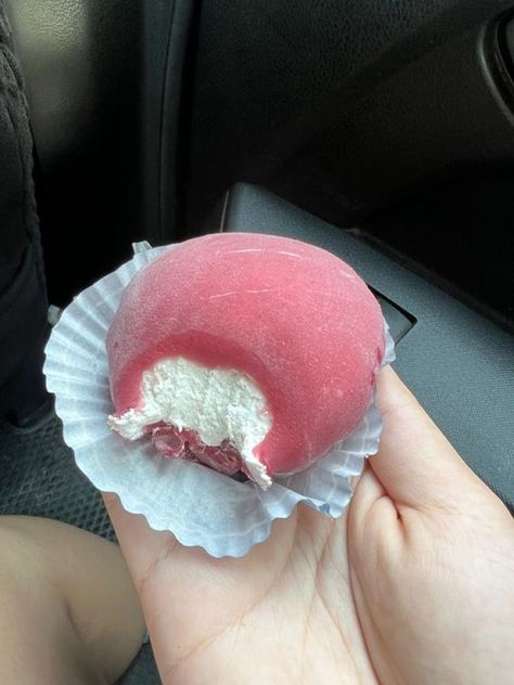 Pink Dessert Aesthetic, Mochi Aesthetic, Pink Mochi, Mochi Donut, Cute Mochi, Junk Food Snacks, Delicacy Food, Pink Foods, حلويات صحية