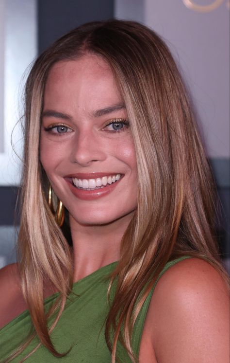 Margot Robbie Hair, Margot Robbie Style, Blonde Hair With Lowlights, Hair With Lowlights, Margot Robbie Harley Quinn, Low Lights Hair, Blonde Hair Looks, Smart Auto, Dirty Blonde