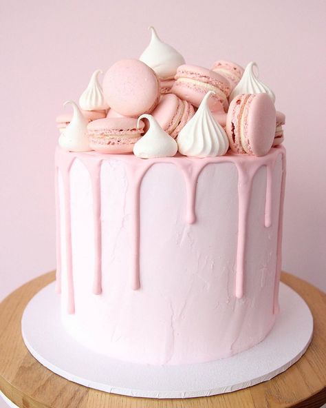 Macaroon Drip Cake Birthday, Cake With Macarons On Top, Quince Desserts, Macaron Birthday Cake, Macaroon Cake, Macaron Cake, Meringue Cake, Pink Birthday Cakes, 9th Birthday Parties