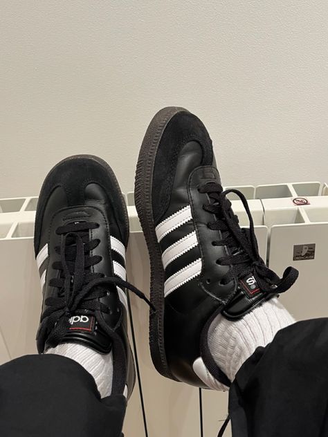 Adidas Superstars Aesthetic, Black Superstar Adidas Outfit Aesthetic, Black And White Superstars, Adidas Samba Black, Black Adidas Shoes Superstar, Black Superstar, 90s Shoes, Skate Fits, Adidas Retro