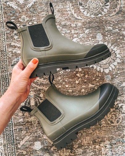 Green Rubber Boots Outfit, Green Rain Boots Outfit, Short Rainboots Outfit, Rain Boots Outfit Winter, Rubber Boots Outfit, Rainboots Outfit, Sperry Rain Boots, Rain Boot Outfit, Fall Fashion Shoes