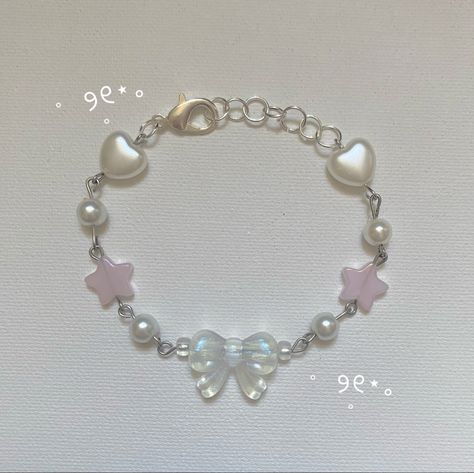 Coquettebloom on depop ˚ ୨୧⋆｡ Ankle Bracelets Diy, Pretty Jewelry Necklaces, Bracelets Ideas, Manik Manik, Bracelet Inspo, Bow Bracelet, Beaded Necklace Diy, Beaded Jewels, Beads Ideas