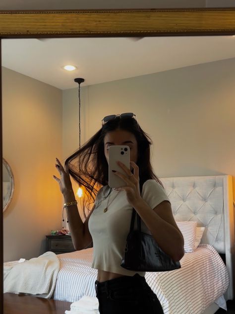 Cute Selfie Mirror Pics, Mirror Selfie Outfit No Face, Aesthetic Selfie Ideas No Face, Female Mirror Pics, Fit Check Mirror Selfie No Face Snap, Mirror Outfit Pics No Face, Mirror Selfie Face, Outfit Mirror Pics, Outfit Pics No Face