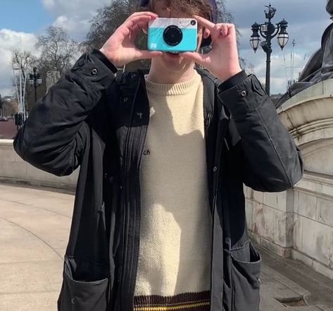 Taking A Picture, Wilbur Soot, British Men, Comfy Pants, Seasonal Fashion, Dream Team, School Outfits, Boy Fashion, Canada Goose Jackets