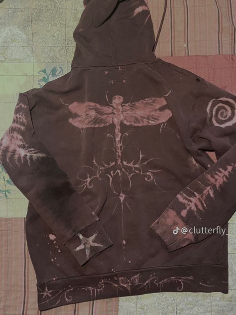 Brown Bleached Shirt, Bleach Painting Sweatshirt, Bleach Art Jacket, Bleach Jumper Design, Bleach Hoodie Art, Bleach Painted Jacket, Bleach Clothes Ideas, Bleached Clothes Design, Bleach Jacket Design