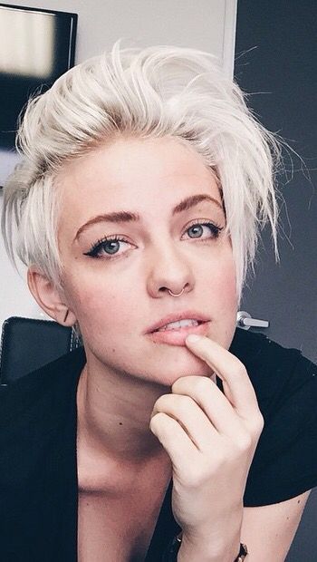 This cut = short / shaggy perfection Androgynous Hair, Edgy Pixie, Short Blonde, Short Blonde Hair, Hair Envy, Grunge Hair, Pixie Hairstyles, Hair Dos, Pixie Haircut