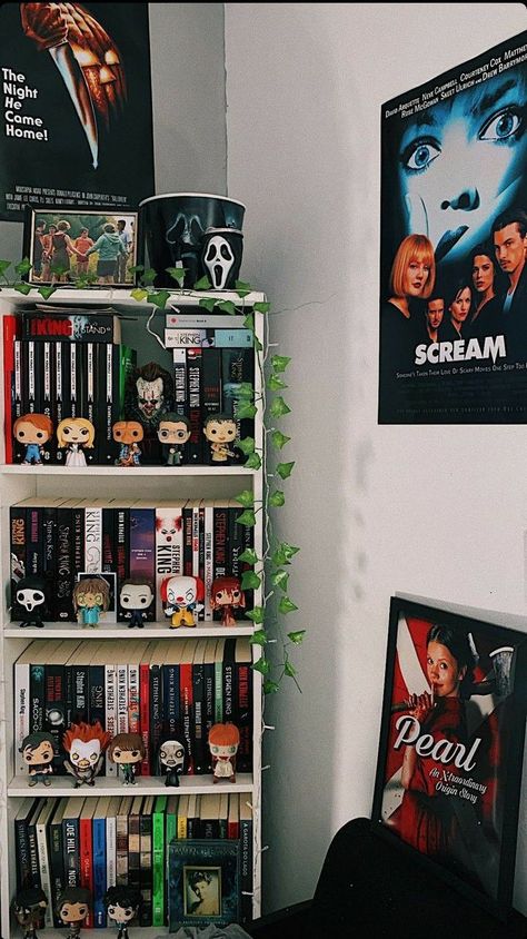 Horror Movies Decor, Horror Inspired Room, Horror Movie Room Aesthetic, Scream Room Decor, Spooky Room Aesthetic, Horror Themed Room, Horror Bedroom Ideas, Horror Room Ideas, Horror Room Decor