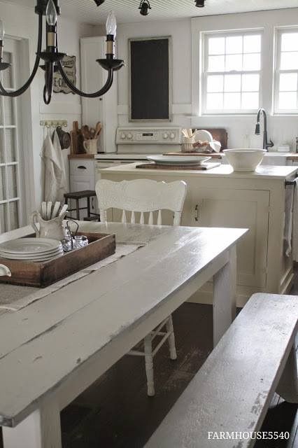 Farmhouse White Walls, White Walls White Furniture, Farmhouse 5540, Estilo Cottage, Old Farmhouse Kitchen, Farmhouse White, Cottage Shabby Chic, Tile Remodel, Farmhouse Kitchen Tables