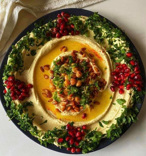 Hummus Presentation Ideas, Dinner Party Middle Eastern, Lebanese Appetizers, Mezze Plate, Luxurious Food, Hummus Plate, Hummus Appetizers, Hummus Platter, Christmas Meals