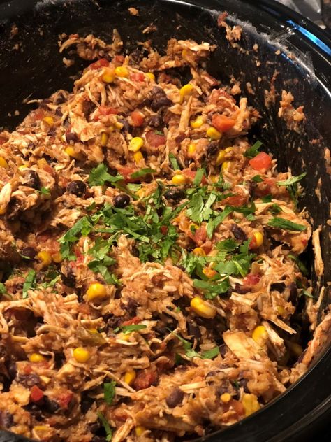 Slow Cooker Burrito Bowl #slowcookerrecipes #chickenburritobowl Slow Cooker Burrito Bowl, Slow Cooker Chicken Burrito Bowl, Slow Cooker Burrito, Chicken Burrito Bowl Recipe, Quinoa Burrito, Slow Cooker Quinoa, Burrito Bowl Recipe, Burrito Bowls Recipe, Chicken Burrito