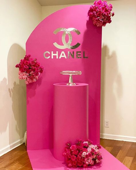 Iris Hinzo en Instagram: “Throwback Thursday! Chanel theme cake set up decor. Design and set up by @bizziebeecreations #chaneltable #chanel #chanelparty…” Paris Balloon Decoration, Perfumes Display, Chanel Birthday Party Decoration, Coco Chanel Birthday, Chanel Birthday Cake, Coco Chanel Party, Chanel Birthday Party, Chanel Birthday, Chanel Decor