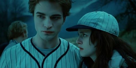 bella swan & edward cullen twilight baseball scene Tint Aesthetic, Twilight Movie Scenes, Twilight Scenes, Vampire Diary, Pretty Vibes, Twilight Aesthetic, Twilight 2008, Vlad The Impaler, Twilight Cast