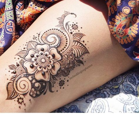 Henna Tattoo Designs Leg, Tattoo Designs Leg, Henna Black, Thigh Henna, Leg Henna Designs, Henna Tattoo Design, Unique Henna, Henna Style Tattoos, Jagua Henna