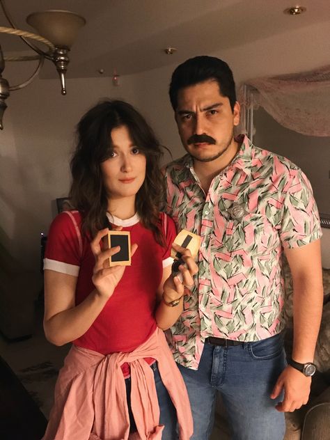 Stranger things costume ideas Joyce And Hopper Halloween Costume, Couples Costumes Stranger Things, Joyce Costume Stranger Things, Hopper And Joyce Costume, Joyce And Hopper Costume, Hopper Stranger Things Costume, Stranger Things Couple Costume, Hopper Costume, Stranger Things Costume Ideas