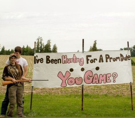 OMG 💚 It's a hunting themed promposal... how stinkin' cute is this!!! Congrats!!! Sadies Dance, Dance Proposals, Country Prom, Prom Pictures Group, Promposal Ideas, Volleyball Senior Night, Prom Proposals, Cute Homecoming Proposals, Country Relationship Goals