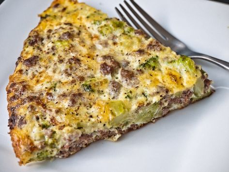 The Girl Cooks Clean: Broccoli Beef Frittata Frittata Breakfast, Broccoli Frittata, Healthy Beef And Broccoli, Ground Beef And Broccoli, Paleo Keto Recipes, Healthy Beef, Beef And Broccoli, Ground Meat Recipes, Fat Adapted