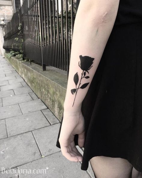 27 Tatuajes de Rosas Negras y su fascinante simbolismo Small Black Rose Tattoo, Black Rose Tattoo Meaning, Black Rose Tattoo, Rose Tattoo Meaning, Black Rose Tattoos, Rose Tattoo Design, Diy Tattoo, Tattoo Meaning, Black Ink Tattoos