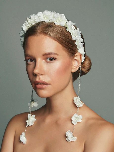 White Artificial Flowers, Flowers In Her Hair, Wedding Looks, Bridal Looks, Bridal Accessories, Bridal Style, Wedding Makeup, Bridal Hair, Wedding Accessories