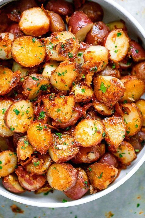 Roasted Garlic Butter Parmesan Potatoes, Garlic Butter Parmesan Potatoes, Butter Parmesan Potatoes, Parmesan Potato Recipe, Roasted Garlic Butter, Parmesan Roasted Potatoes, Garlic Roasted Potatoes, Plats Healthy, Parmesan Potatoes