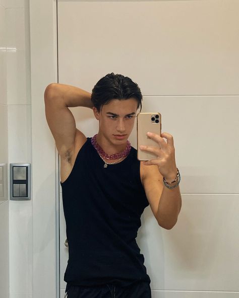 524.9 mil Me gusta, 14.8 mil comentarios - Boggi💫 (@justboggi) en Instagram Hot Surfers, Girl Drawing Easy, Tiktok Famous, Middle Part Hairstyles, Hair School, Men Haircut Styles, Perfect Boy, Crochet Braids, White Boys