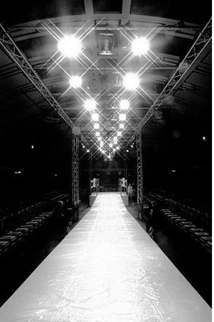 Runway Powder Room Lighting, Catwalk Design, Blonde Fashion, Stage Design, Runway Fashion, Fashion Illustration, Fashion Models, Trendy Fashion, Mercedes Benz