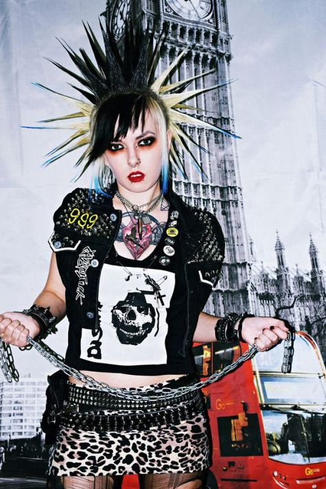 Punk Rock Fashion Women, Punk Girl Fashion, 80s Punk Fashion, Punk Rock Girls, Punk Subculture, Chica Punk, Punk Fashion Diy, Punk Girls, 70s Punk