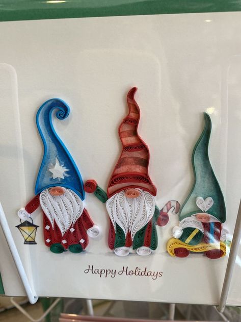 Paper Quilled Gnomes, Quilled Thanksgiving Cards, Quilling Images Free Pattern, Quilling Christmas Patterns, Paper Quilling Gnome, Quilled Gnomes, Paper Quilling Patterns Printables, Christmas Quilling Ideas, Quilling Christmas Cards