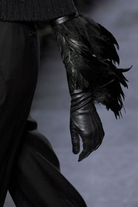 Moda Steampunk, Toni Stark, Yennefer Of Vengerberg, Black Leather Gloves, Black Gloves, Black Feathers, Ann Demeulemeester, Fantasy Fashion, Dark Fashion