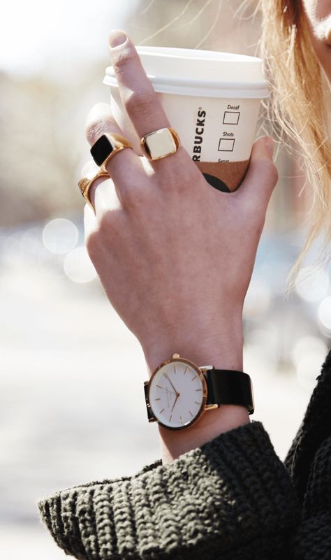 Watch Photography, Pretty Watches, Jewelry Photography Styling, Trendy Watches, Hand Photography, Watches Women, Watch Photo, Jewels Rings, Style Watch