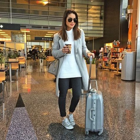 30+ Comfortable and Stylish Outfits for Long Haul Flights What To Wear On Long Haul Flights, Long Flight Outfit For Women, Long Haul Flight Outfit, Long Flight Outfit, Airport Outfit Winter, Travel Outfit Spring, Casual Travel Outfit, Airport Travel Outfits, Flight Outfit