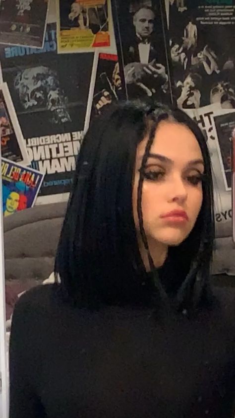 Maggie Lindemann Hair, Maggie Lindemann Short Hair, Maggie Lindemann, Grunge Girl, Long Black Hair, Trik Fotografi, Hair Inspo Color, Grunge Hair, Pretty Makeup