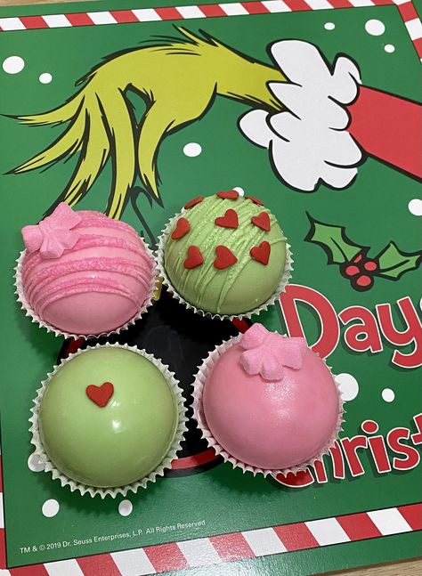 You Can Get Grinch and Cindy Lou Inspired Hot Cocoa Bombs And I Need Them Grinch And Cindy Lou, Diy Hot Chocolate, Hot Chocolate Cocoa, Peppermint Hot Cocoa, Hot Chocolate Gifts, Christmas Hot Chocolate, Hot Coco, Christmas Tablescape, Cindy Lou