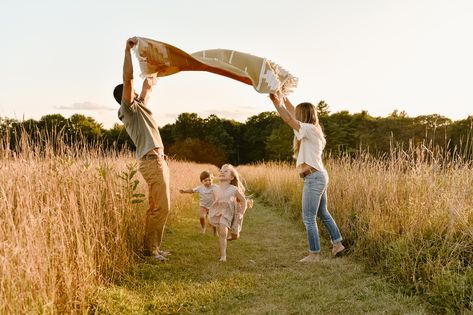 Fall Park Family Photos, Family Photoshoot Golden Hour, Family Photoshoot In Park, Photoshoot In The Park, Golden Hour Family Photos, Sunset Photoshoot Ideas, Sunset Family Photos, Candid Family Photos, Family Mini Sessions