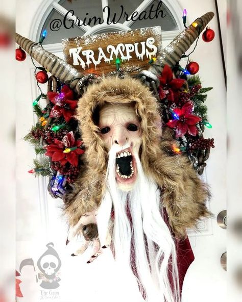 Krampus Movie, Black Christmas Decorations, Pastel Wreath, Scary Christmas, Christmas Horror, Movie Decor, Dollar Store Halloween, Creepy Christmas, Wreath Maker