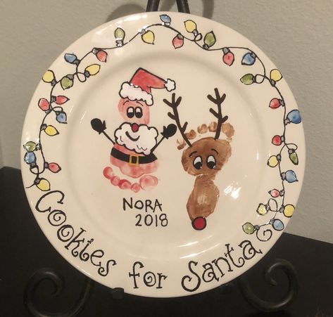 Santas Cookie Plate Diy, Christmas Plates Kids, Handprint Plate, Diy Christmas Plate, Christmas Footprint, Xmas Plates, Baby Christmas Crafts, Diy Christmas Cookies, Baby Art Crafts