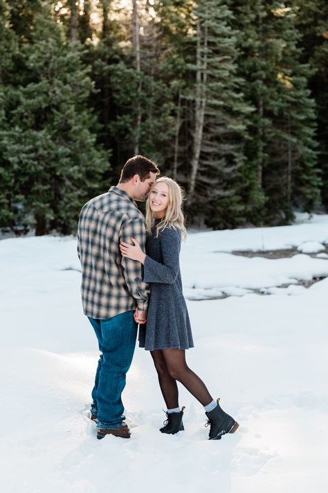 Winter Outfits For Engagement Photos, Winter Dress Engagement Photos, Winter Engagement Shoot Outfit, January Engagement Pictures Outfit, Winter Engagement Pictures Ideas, Cold Weather Engagement Photo Outfits, Cold Engagement Photos Outfit, Snowy Engagement Photos Outfits, Engagement Photos In Snow