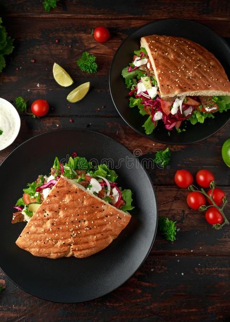 Meat With Vegetables, Donner Kebab, Bread Image, Mushroom Biryani, Turkish Bread, Döner Kebab, Doner Kebab, Seed Bread, Garlic Sauce