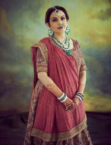 Mrs Ambani picked a brighter lehenga with extensive embroidered details and floral inclinations. The pink dupatta with border details was the perfect drape to add to complete the outfit.  . . #ambaniwedding #nitaambani #weddingoutfit #wedding #ethnicwear Neeta Ambani, Cotton Lehenga Choli, Akash Ambani, Gujrati Wedding, Ambani Wedding, Sabyasachi Collection, डिजाइनर कपड़े, Nita Ambani, Cotton Lehenga